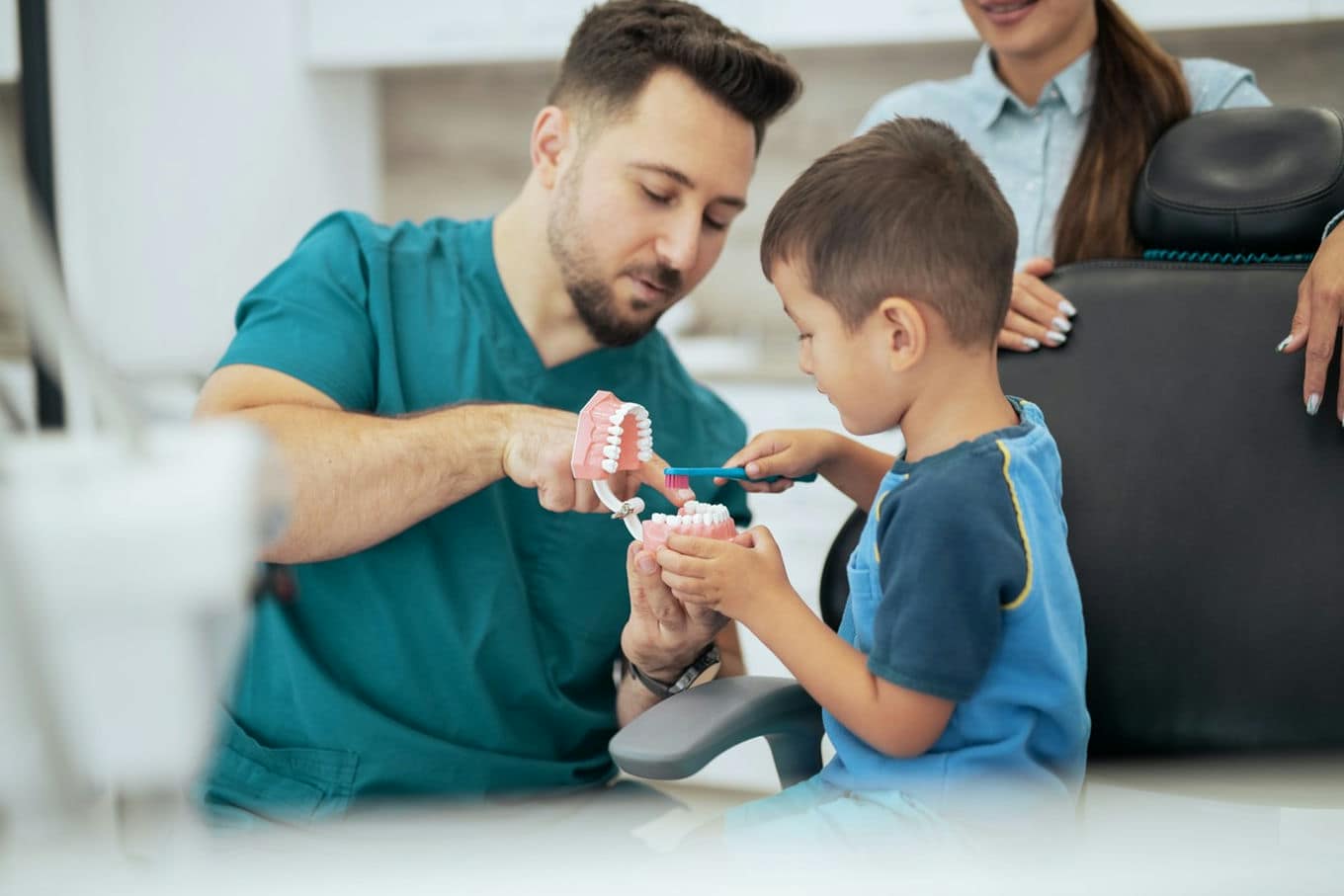 dentysta i mały pacjent 