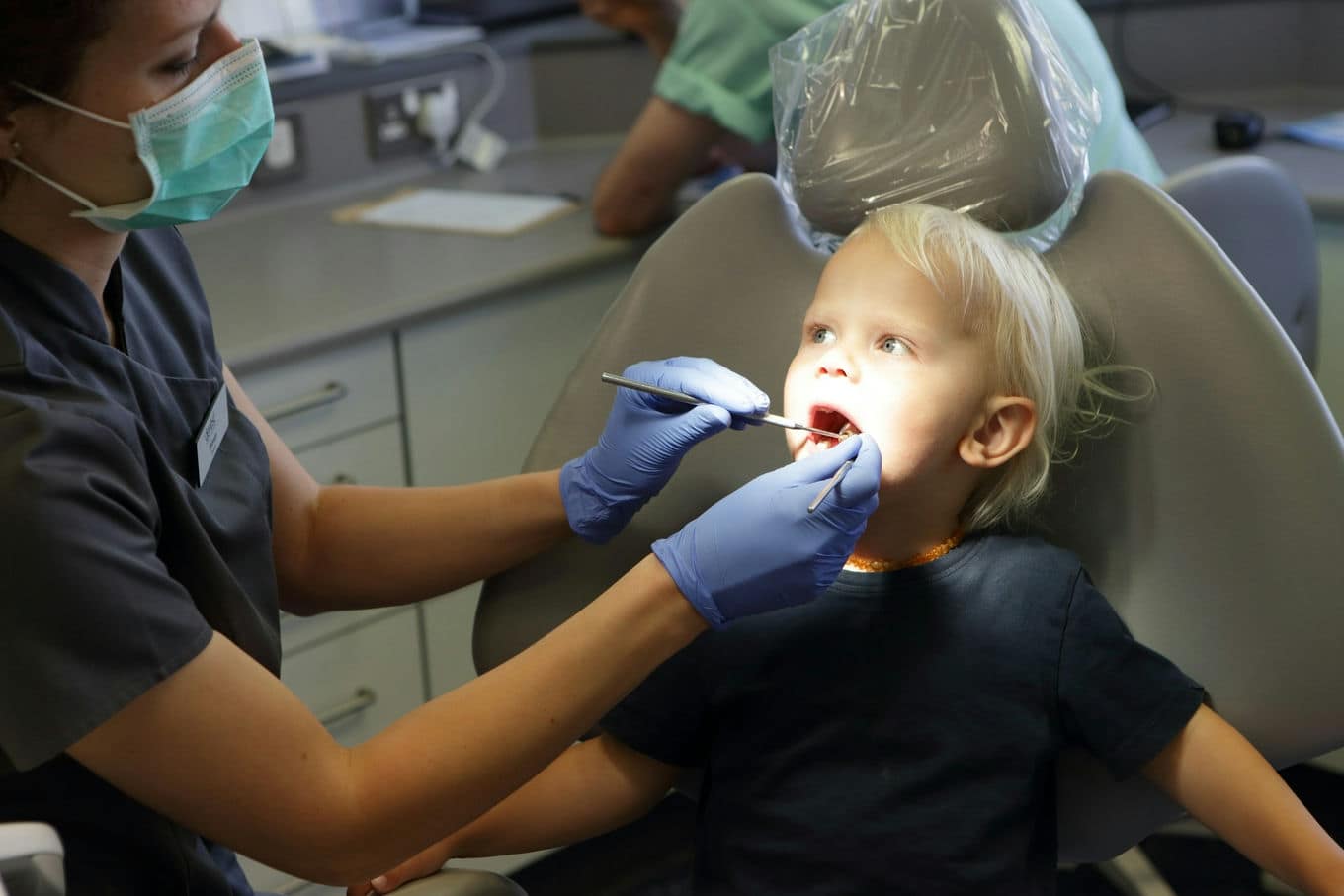 małe dziecko na kontroli u dentysty