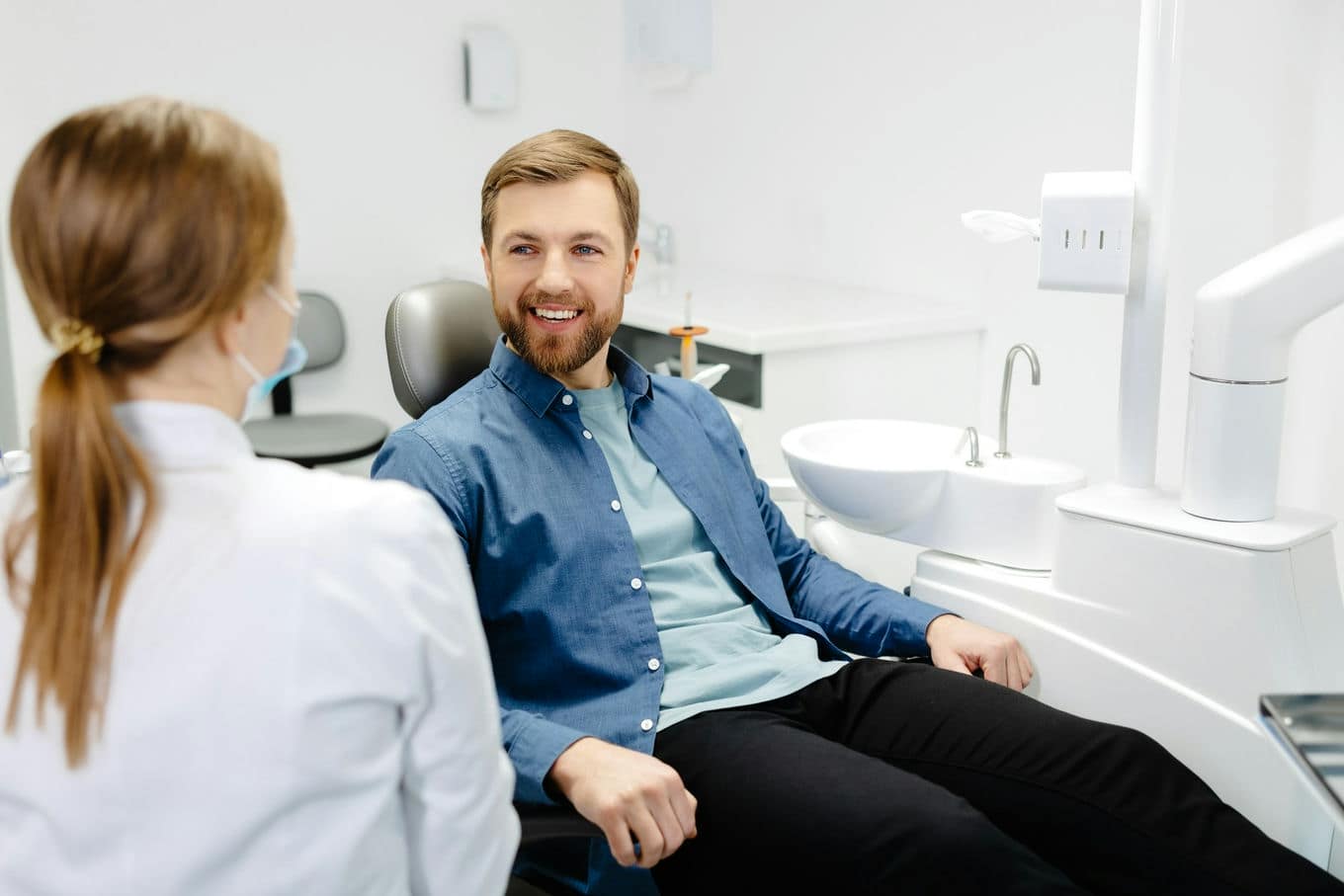 mężczyzna na fotelu dentystycznym